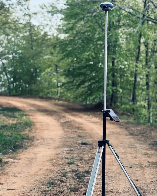 Orman yolunda sehpa üzerinde GNSS ölçümü